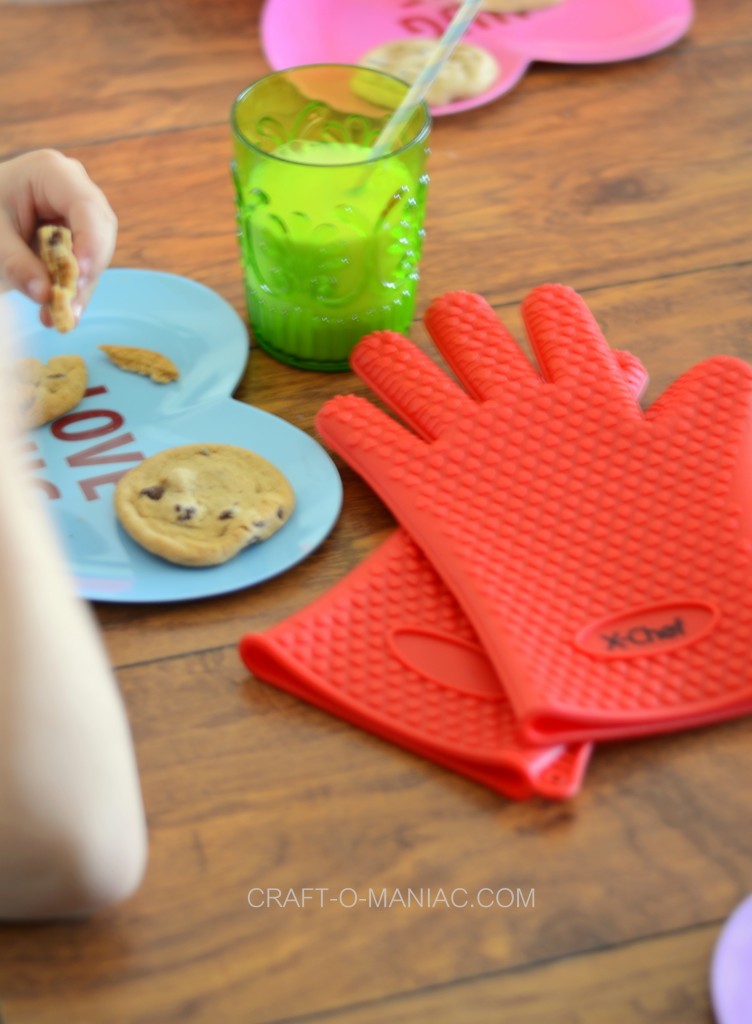 silcone oven gloves with cookies